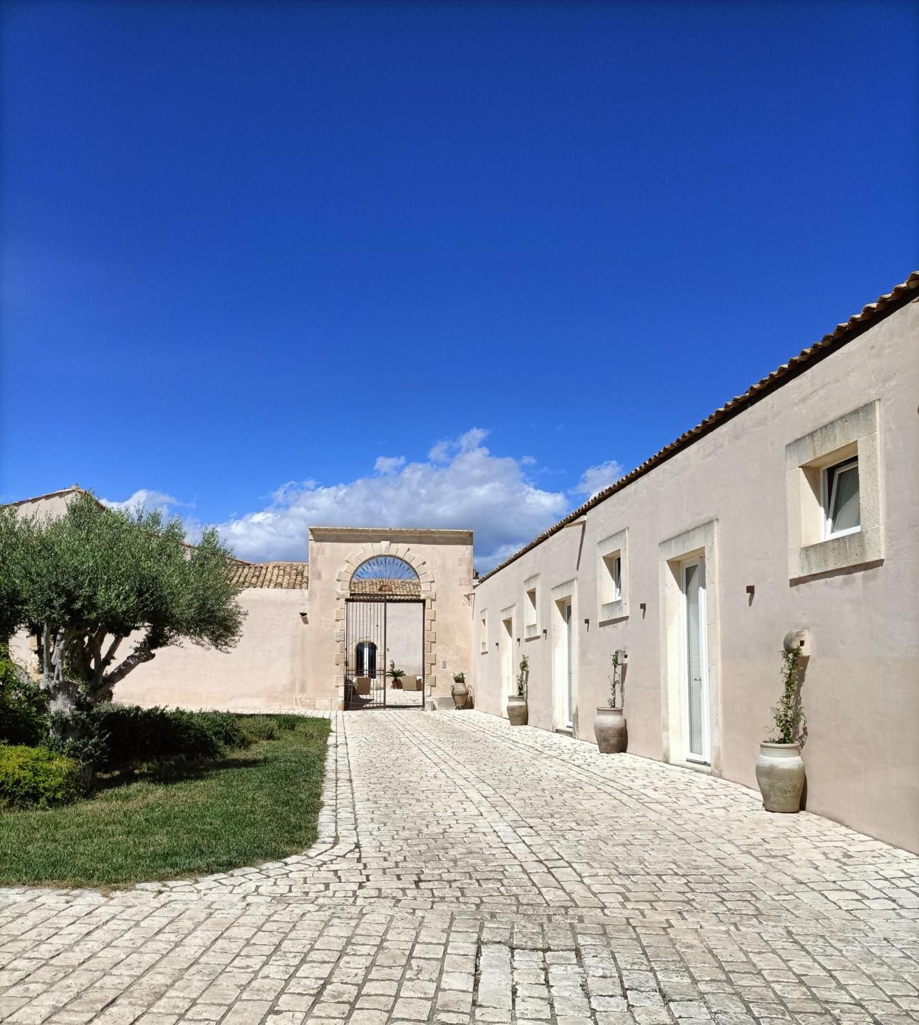 Ballium Luxury Relais Avola Exterior photo